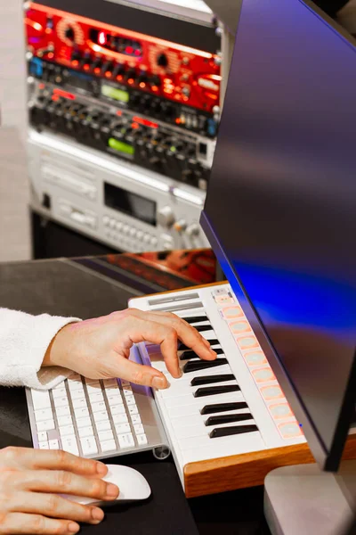 Close Mannelijke Muziek Componist Handen Spelen Midi Toetsenbord Voor Opname — Stockfoto