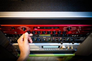 ses mühendisi el ayarı düğmeleri, ses arayüzü, radyo yayını için sinyal işlemcisi, post prodüksiyon veya müzik konsepti