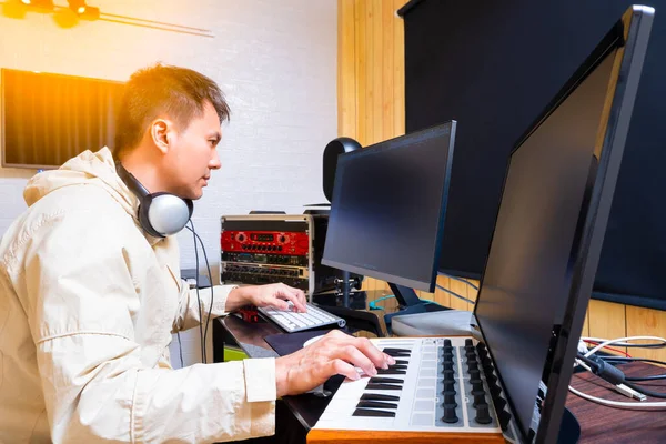 Asian Male Music Producer Arranging Hit Song Midi Keyboard Computer — Stock Photo, Image