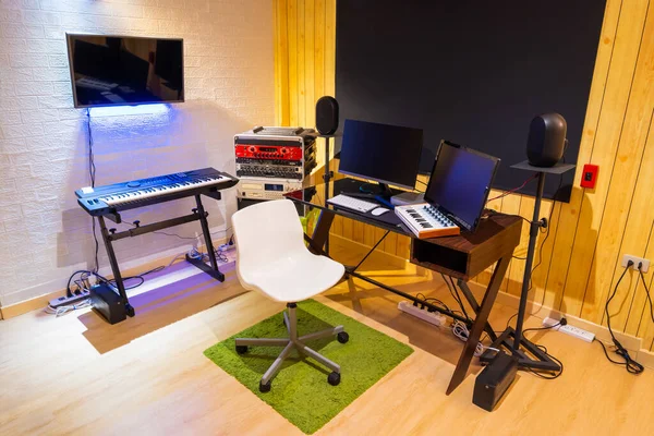 Home Studio Registrazione Che Mostra Attrezzature Audio Professionali Piccolo Spazio — Foto Stock