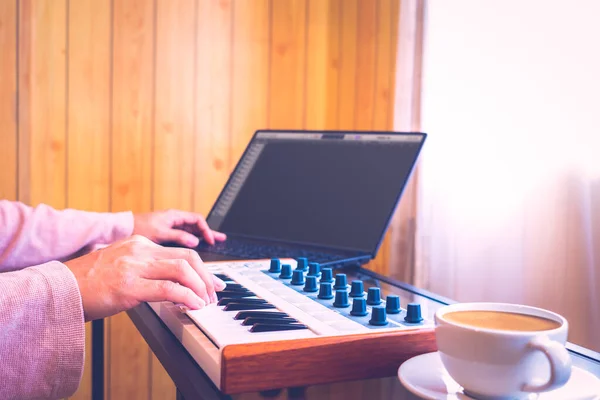 Manos Compositor Música Masculina Organizar Una Canción Éxito Ordenador Portátil —  Fotos de Stock