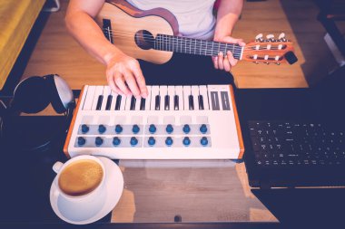 İnternetten müzik dersi alan bir adam.