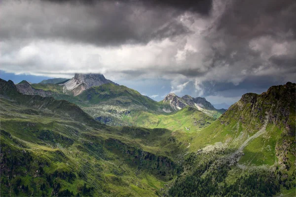 Karnischen Alpen Hauptkamm Bei Schlechtem Wetter Mit Grasbewachsenen Felshängen Und — Stockfoto