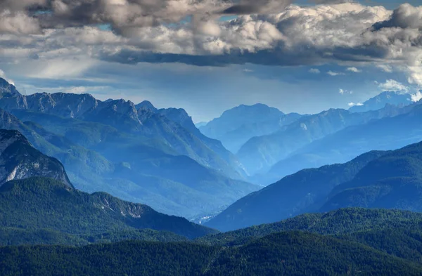 Norditalienische Berglandschaft Mit Piave Flusstal Strahlend Blauen Dunst Und Bewaldeten — Stockfoto