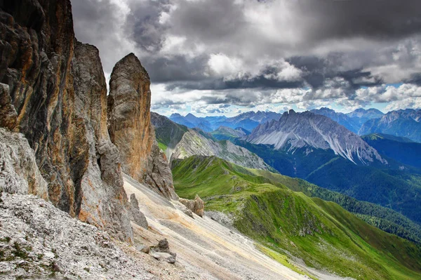 Erhöhter Blick Auf Den Karnischen Hohenweg Auf Dem Grasbewachsenen Alpi — Stockfoto