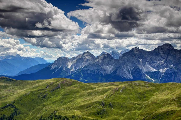 Sonnige Grasbewachsene Hänge Der Alpinen Karniche Und Zerklüftete Felsige Dolomiti — Stockfoto