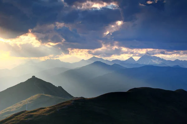 Horské Chaty Vrcholu Píku Alpi Carniche Laně Flying Svítí Slunce — Stock fotografie