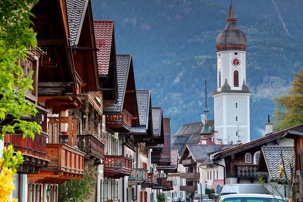 Fila Casas Tradicionais Alemãs Com Varandas Madeira Centro Histórico Garmisch — Fotografia de Stock