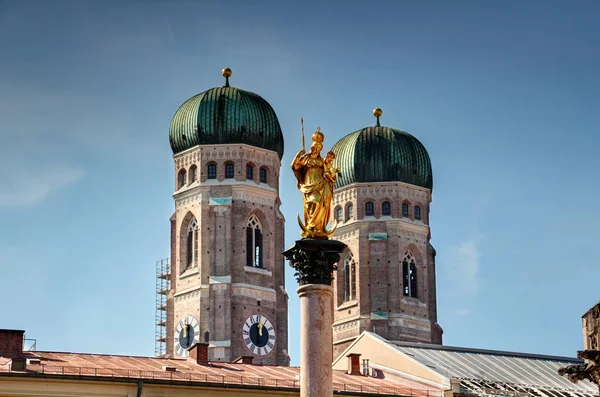 Dos Torres Catedral Gótica Frauenkirche Estatua Mariensaule Símbolos Capital Bávara —  Fotos de Stock