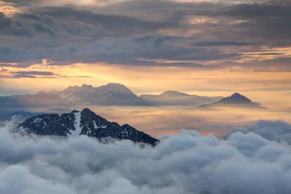 Vista Stol Pico Para Cumes Irregulares Karavanke Kamnisko Savinjske Alpe Imagens De Bancos De Imagens