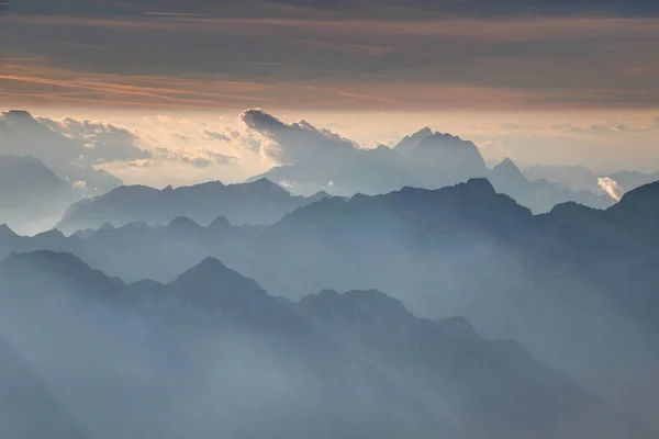 Nubes Picos Jof Montasio Fuart Elevan Por Encima Las Crestas — Foto de Stock