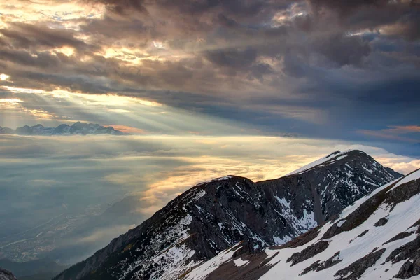 Sonnenstrahlen Brechen Durch Den Wolkenverhangenen Himmel Über Dem Nebligen Savatal Stockbild