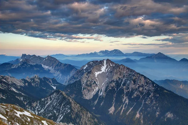 Nuvens Entardecer Sobre Cumes Rochosos Karavanke Kamnisko Savinjske Alpe Gamas Fotos De Bancos De Imagens Sem Royalties