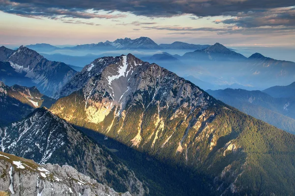 Niedrige Abendsonne Bei Sonnenuntergang Erhellt Scharfe Felskämme Und Dunkle Kiefernwälder — Stockfoto