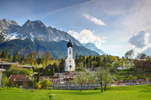 Pequeña Iglesia Bávara Abovedada San Johannes Cementerio Casas Primavera Con —  Fotos de Stock