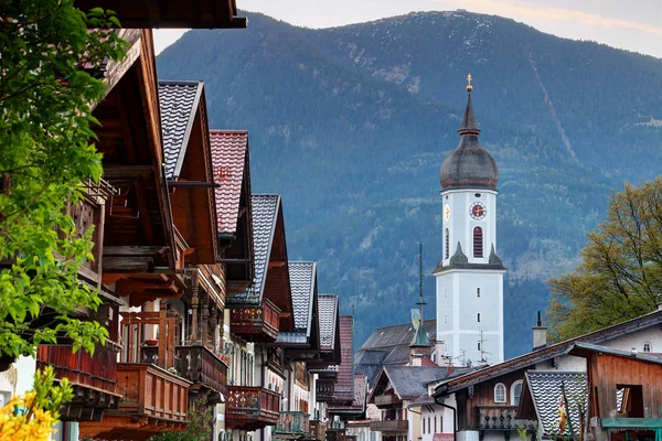 Reihe Typisch Deutscher Häuser Mit Holzbalkonen Historischen Zentrum Von Garmisch lizenzfreie Stockfotos