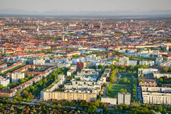 Luftaufnahme Von Stadtrand Und Historischem Zentrum Mit Sonnenbeschienenen Mehrfamilienhäusern Wohnsiedlungen Stockfoto