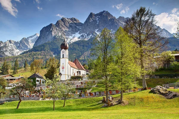 Pequeña iglesia de pueblo abovedada con Wetterstein en Grainau Bavaria —  Fotos de Stock