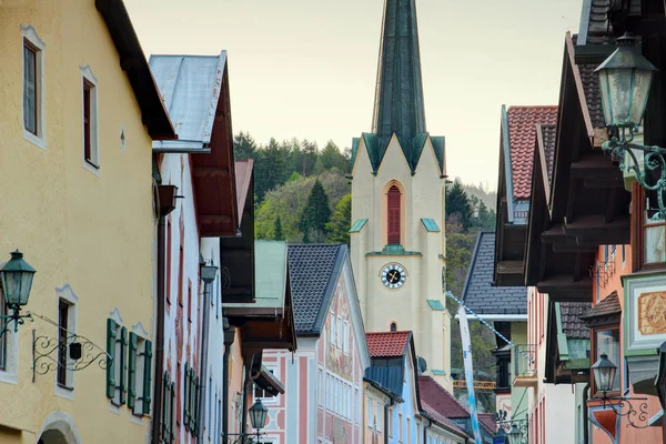 Το καμπαναριό της εκκλησίας υψώνεται πάνω από το κεντρικό δρόμο Γκάρμις Βαυαρία — Φωτογραφία Αρχείου