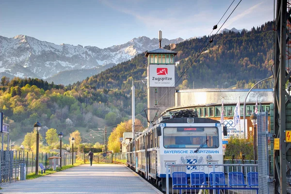 Il treno della ferrovia bavarese Zugspitze si trova nella stazione di Garmisch — Foto Stock