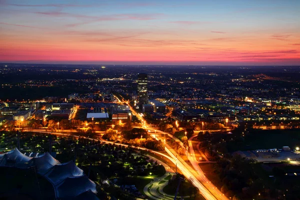 Vista aérea de las modernas afueras de la ciudad europea con luces nocturnas — Foto de Stock