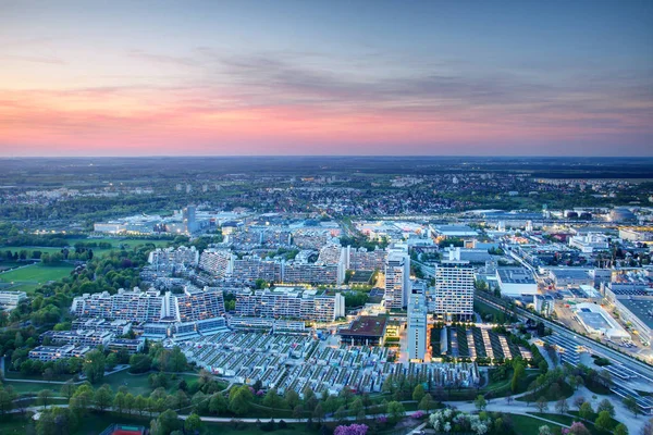 Luftaufnahme einer dicht bebauten Wohnanlage in blauer Stunde Stockfoto