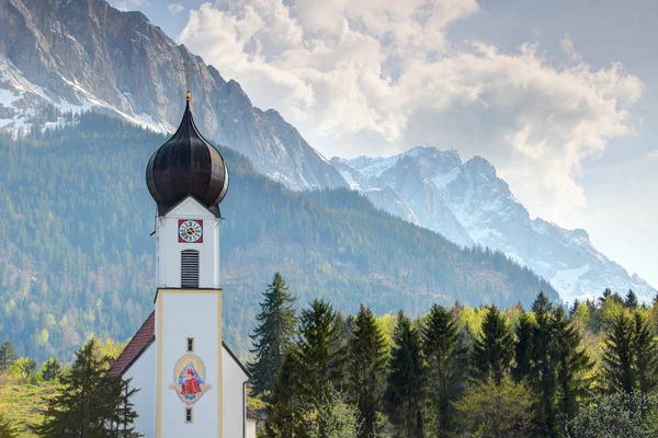 İlkbaharda küçük Bavyera kilisesi ve karlı Zugspitze zirvesi — Stok fotoğraf