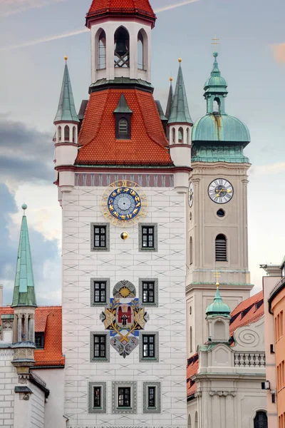 Torres del antiguo ayuntamiento e iglesia en Munich Baviera Alemania —  Fotos de Stock