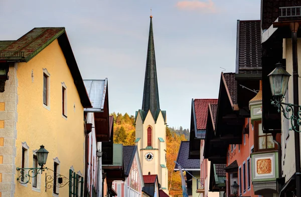 Chiesa campanile sorge sopra strada principale in Garmisch Germania — Foto Stock