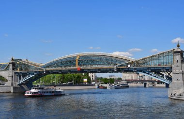Moskova, Rusya, Mayıs, 08, 2018. turist Moskova Nehri Köprüsü Bogdan Khmelnitsky (Kiev yaya köprüsü) passesuder baharda gemi