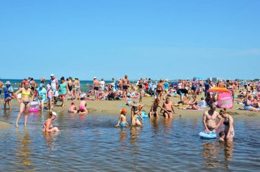 Anapa, Rusya, Temmuz, 16, 2017. Bir sürü insan nerede Karadeniz Anapa içinde içine Anapka nehir akar yerde şehir sahilde