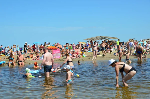 Anapa Russland Juli 2017 Viele Menschen Strand Der Stadt Der — Stockfoto