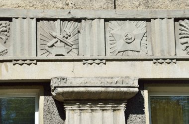 Simferopol, 27 Nisan 2017. Kırım binalardan birinde Sovyet döneminin semboller Tıp Üniversitesi Devlet. S. Georgievsky Simferopol Lenin Bulvarı