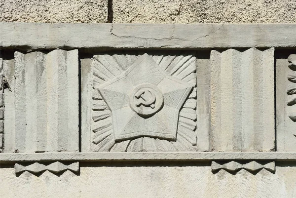 Simferopol, 27 Nisan 2017. Kırım binalardan birinde Sovyet döneminin semboller Tıp Üniversitesi Devlet. S. Georgievsky Simferopol Lenin Bulvarı