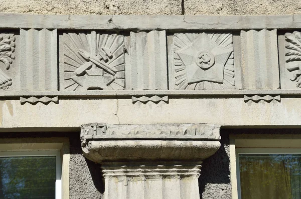 Simferopol, 27 Nisan 2017. Kırım binalardan birinde Sovyet döneminin semboller Tıp Üniversitesi Devlet. S. Georgievsky Simferopol Lenin Bulvarı