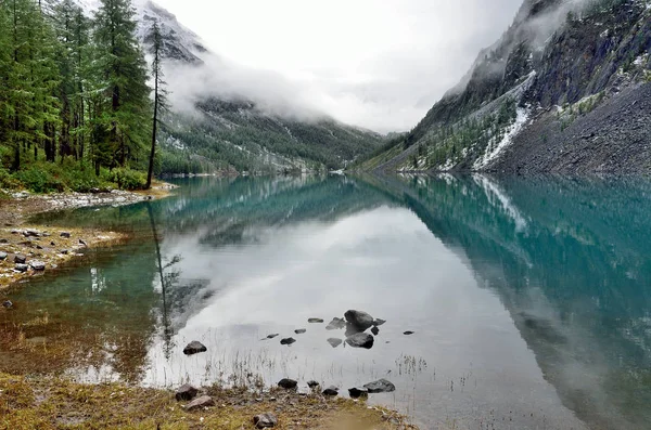 Coberto Com Encostas Montanha Neve Costa Lago Shavlinskoye Altay Rússia — Fotografia de Stock