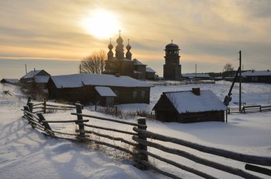 Onega Gölü bölgesi Arkhangelsk bölgesi Vorzogory köyde. Aziz Nikolaos Kilisesi (1636) ve eski çan kulesi