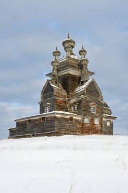 Vladimir (Vladimirskaya) Kilisesi eski Podporozhsky churchyard, şimdi yolu Zherebtsova dağ Onega Arkhangelsk bölgesi bölge Inn kışın üzerinde. 1757 yapım yılı