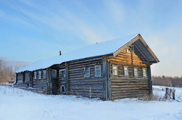 Typowy Drewniany Dom Miejscowości Syrya Zimą Arkhangelsk Regionu Onega Dzielnicy — Zdjęcie stockowe