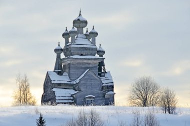 Vladimir (Vladimirskaya) Kilisesi eski Podporozhsky churchyard, şimdi yolu Zherebtsova dağ Onega Arkhangelsk bölgesi bölge Inn kışın üzerinde. 1757 yapım yılı