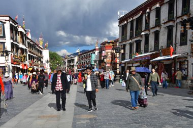Tibet, Lhasa, Çin, Haziran, 02, 2018. İnsanlar Jokhang tapınak antik Bokhor sokakta yürürken, insanlar
