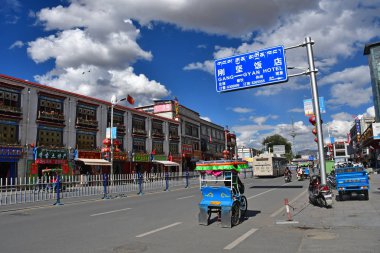 Tibet, Lhasa, Çin, Haziran, 02, 2018. Lhasa Tibet özerk bölgesinin başkenti merkezinde mavi otomobil