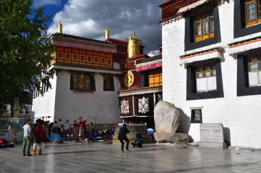 Tibet, Lhasa, Çin, Haziran, 02, 2018. Tibet, Lhasa. Jokhang tapınak yanında meydanda Haziran ayında bulutlu bir günde insanlar