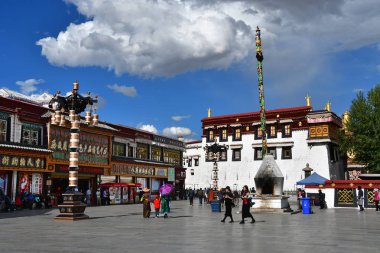 Tibet, Lhasa, Çin, Haziran, 02, 2018. Tibet, Lhasa. Jokhang tapınak yanında meydanda Haziran ayında bulutlu bir günde insanlar