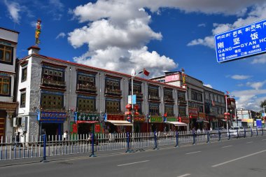 Tibet, Lhasa, Çin, Haziran, 02, 2018. Lhasa Tibet özerk bölgesinin başkenti merkezinde mavi otomobil