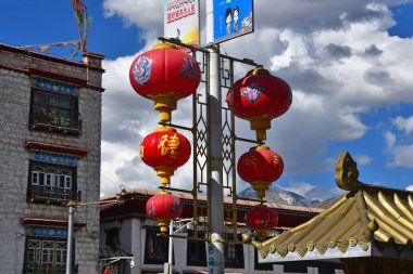 Tibet, Lhasa, Çin, Haziran, 02, 2018. Kırmızı sokak ışıkları Tibet - Lhasa başkenti