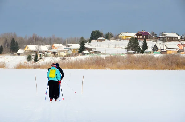 Onega Arkhangelsk Region Russia February 2018 Tourists Skis Cross River — Stockfoto