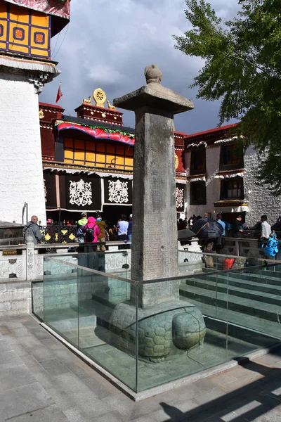 Tibet Lhasa China Junio 2018 Gente Caminando Cerca Del Símbolo — Foto de Stock