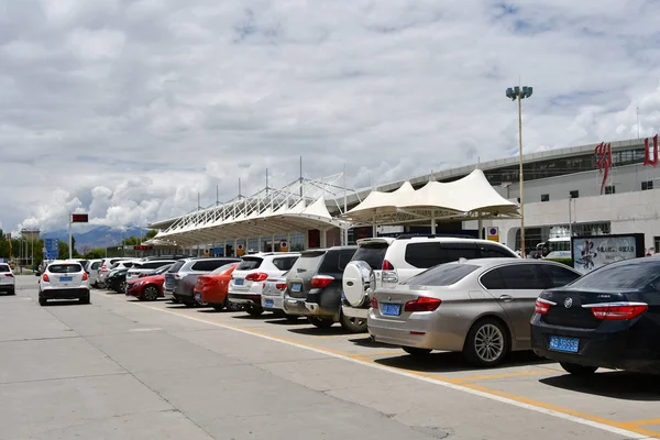 Tibete Lhasa China Junho 2018 Tibete Carros Estacionados Frente Aeroporto — Fotografia de Stock