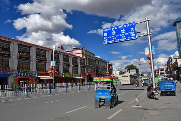 Tibet Lhassa Chine Juin 2018 Voitures Bleues Centre Capitale Quartier — Photo